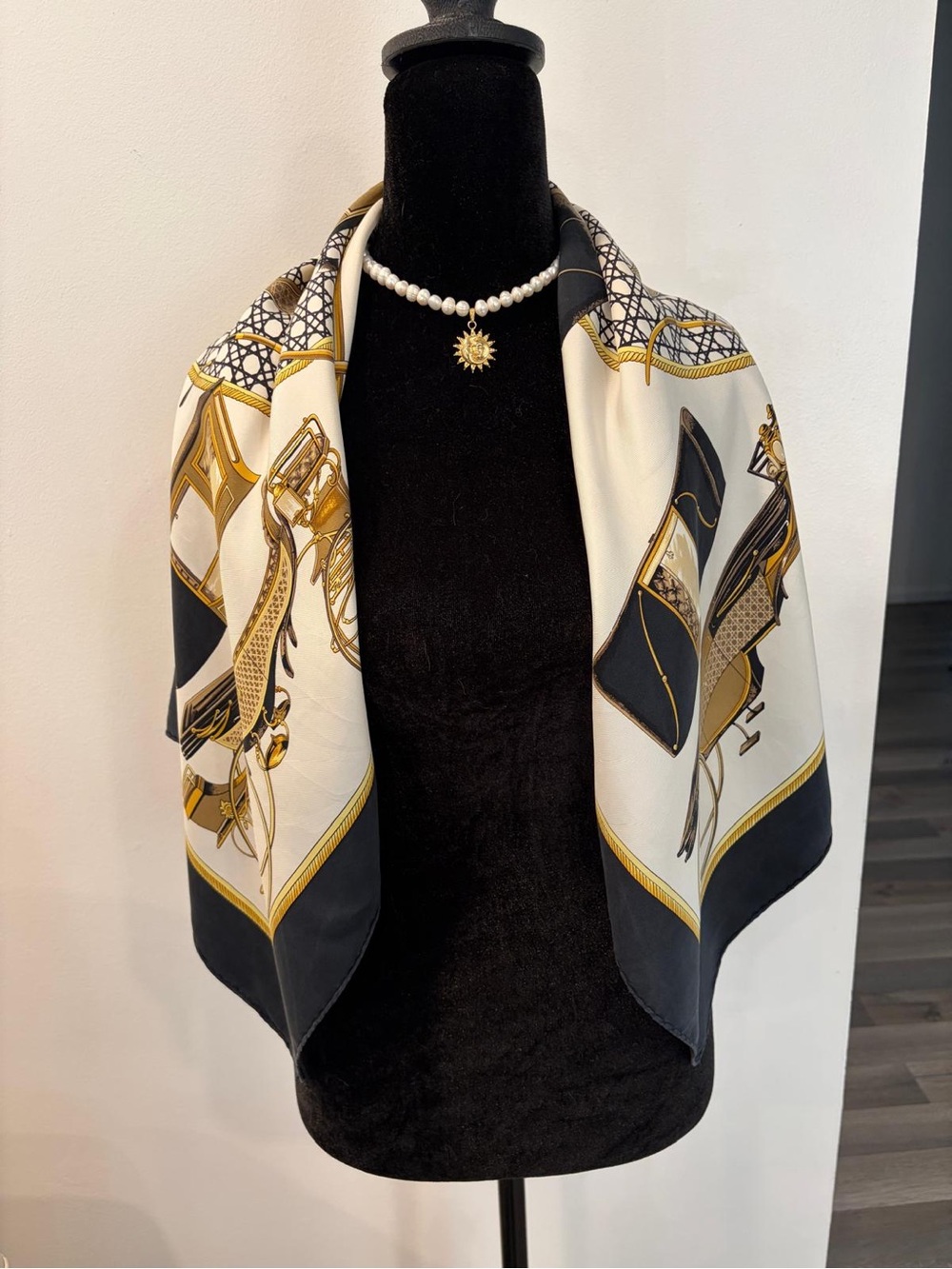 Hermes Silk Scarf Carré 90 Scarf Black Gold White Hand Rolled Made In France - Picture 12 of 13